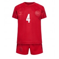 Otroški Nogometni dresi Danska Simon Kjaer #4 Domači SP 2022 Kratek Rokav (+ Kratke hlače)